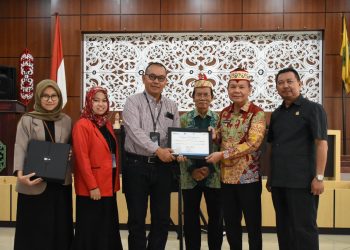 Mantap! Bupati Kapuas Terima Penghargaan Dari PT. PLN (Persero)