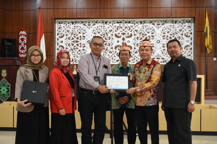 Mantap! Bupati Kapuas Terima Penghargaan Dari PT. PLN (Persero)