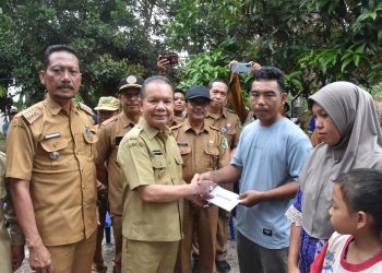 Bupati Kapuas Berikan Bantuan Kepada Korban Kebakaran