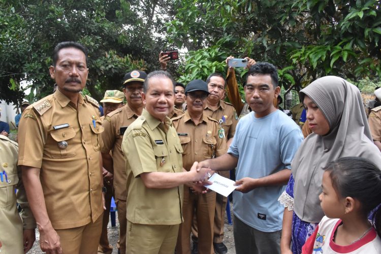 Bupati Kapuas Berikan Bantuan Kepada Korban Kebakaran