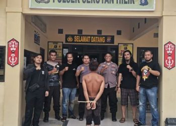 Foto : Tim Resmob Polres Seruyan saat membawa pelaku ke Polsek Seruyan Hilir.