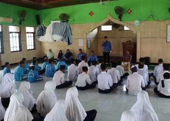 Bupati Seruyan Serahkan Puluhan Al Qur’an dan Buku Fiksi Untuk MTs Darul Mukmin