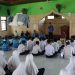 Bupati Seruyan Serahkan Puluhan Al Qur’an dan Buku Fiksi Untuk MTs Darul Mukmin