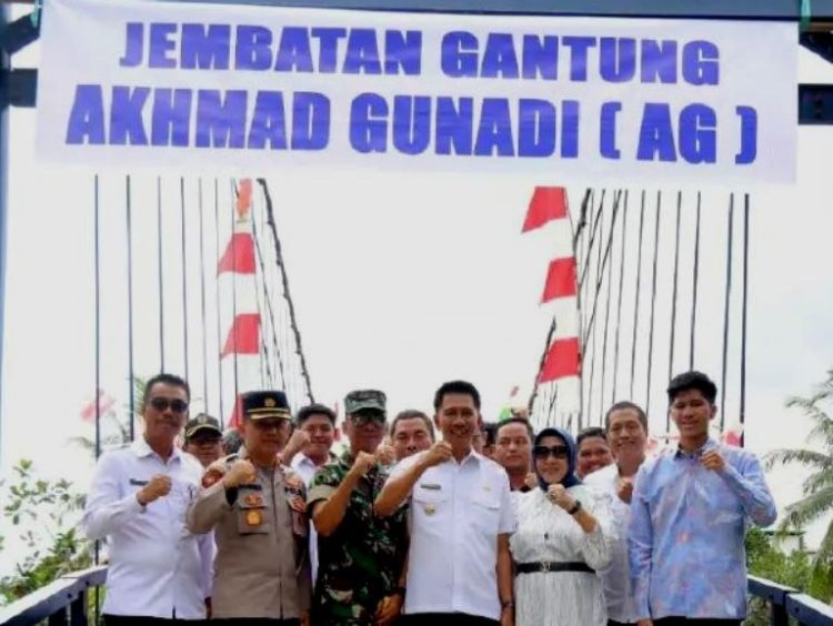 Bupati Barut Resmikan Jembatan Gantung AG