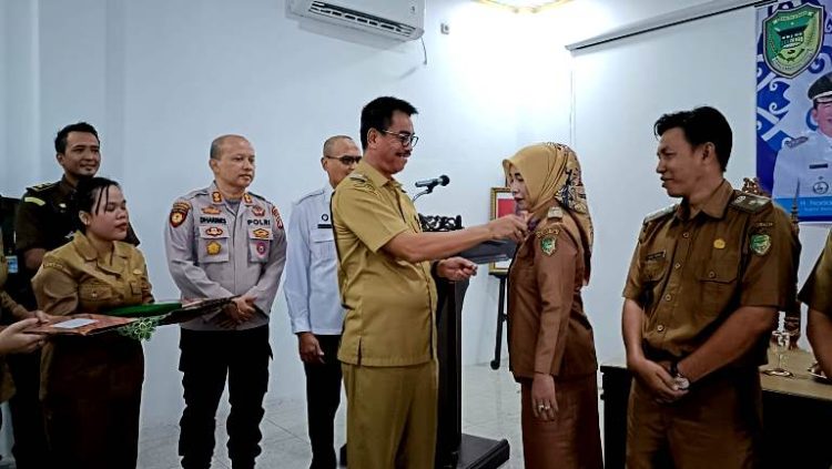 Mantap!!! Tujuh Desa Di Barut Terima Penghargaan