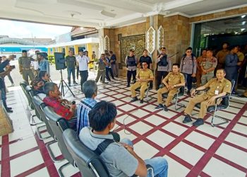 Warga Desa Hajak Minta Bupati Non Aktifkan Kadesnya..Ada Apa Ya??