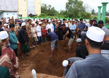 Bupati Seruyan Hantarkan Almarhum Ir H Tarwidi Ke Peristirahatan Terakhir