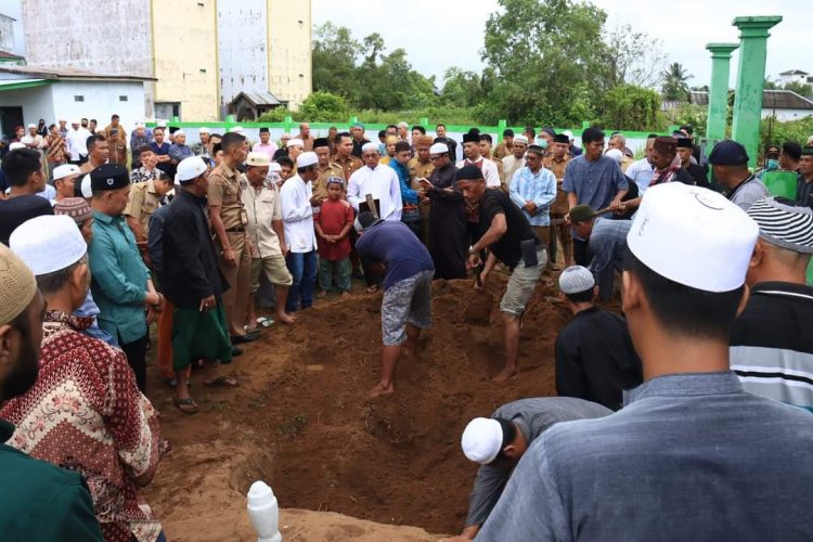 Bupati Seruyan Hantarkan Almarhum Ir H Tarwidi Ke Peristirahatan Terakhir
