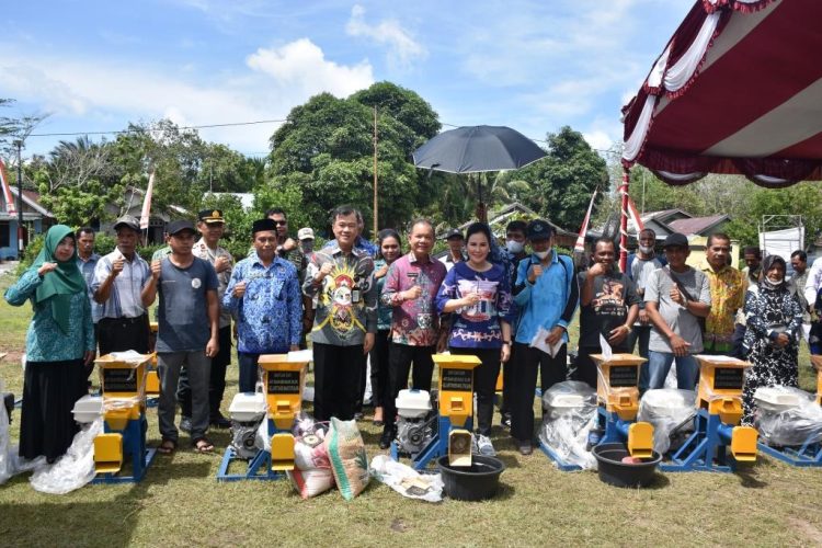 Ben Brahim Dampingi Anggota Komisi III DPR RI Serahkan 14 Unit Mesin Pengolah Pakan Ikan