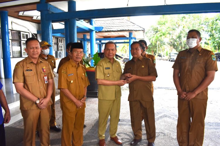 Tanggap Kebakaran, Bupati Kapuas Serahkan Mobil Pemadam Kepada Dua Kecamatan