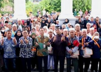 Mantap..!!! Bupati Barut H Nadalsyah Berangkatkan 114 Jemaah Umroh