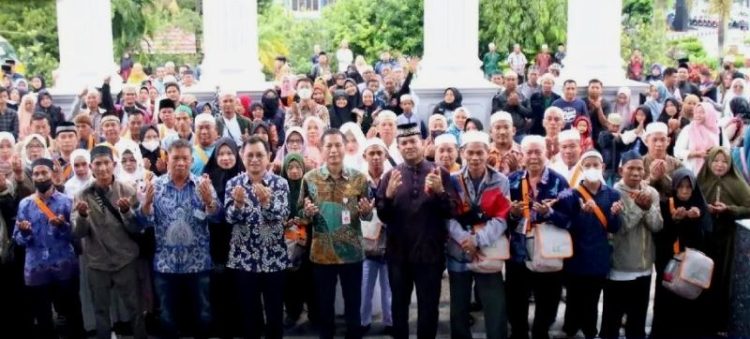 Mantap..!!! Bupati Barut H Nadalsyah Berangkatkan 114 Jemaah Umroh