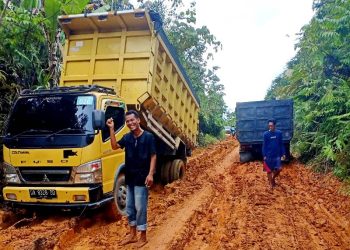 Empat Titik Jalan Rusak Menuju Desa Liju