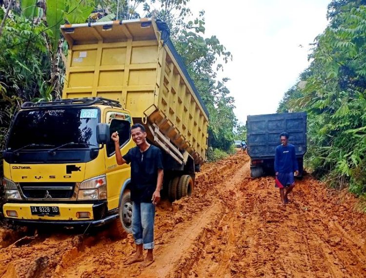 Empat Titik Jalan Rusak Menuju Desa Liju