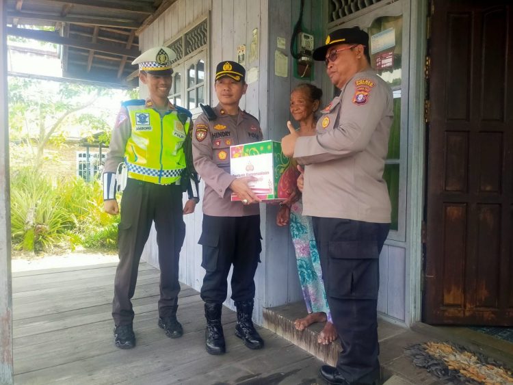 Anggota Propam Polres Seruyan Bagikan Paket Sembako