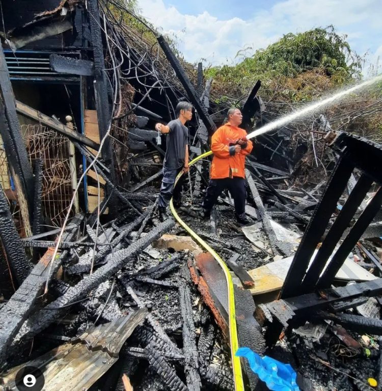 Duh! Dua Buah Perkantoran Di Kuala Kapuas Terbakar