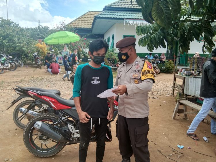 Anggota Polsubsektor Batu Ampar Melaksanakan Sosialisasi Karhutla