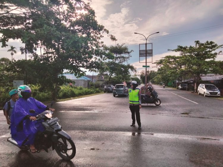 Polwan Sat Lantas Polres Seruyan Laksanakan Pengaturan Pagi, Arus Ramai Lancar