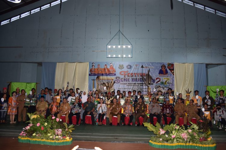Wabup Kapuas Apresiasi Seluruh Peserta Festival Seni Budaya TMPT