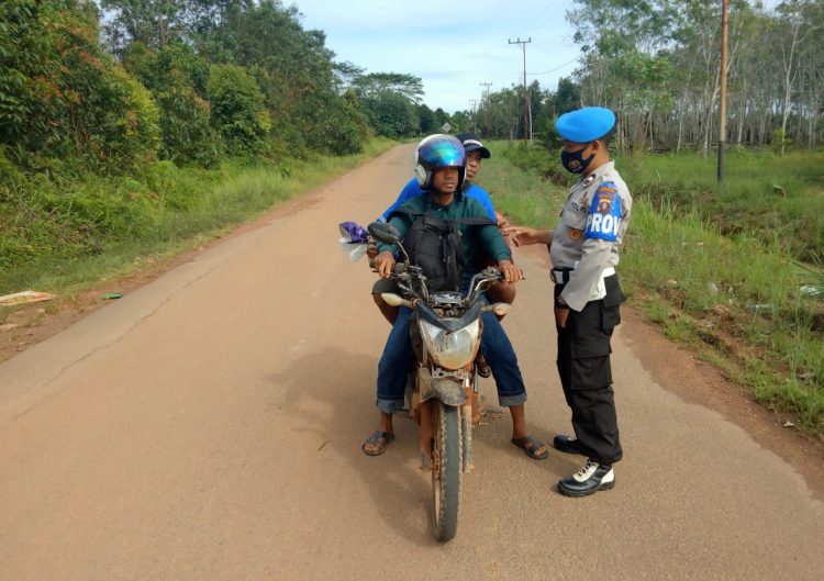 Polsek Danau Sembuluh Ajak Warga Untuk Terapkan Prokes Saat Aktifitas Di Luar Rumah