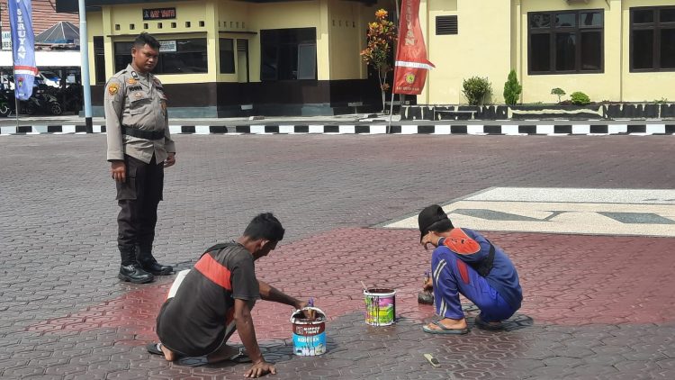 Demi Menjaga Keindahan Dan Kenyamanan Polres Seruyan, Baglogistik Polres Seruyan Melakukan Pengawasan Terhadap Pengerjaan Perawatan Halaman Mako