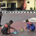 Demi Menjaga Keindahan Dan Kenyamanan Polres Seruyan, Baglogistik Polres Seruyan Melakukan Pengawasan Terhadap Pengerjaan Perawatan Halaman Mako