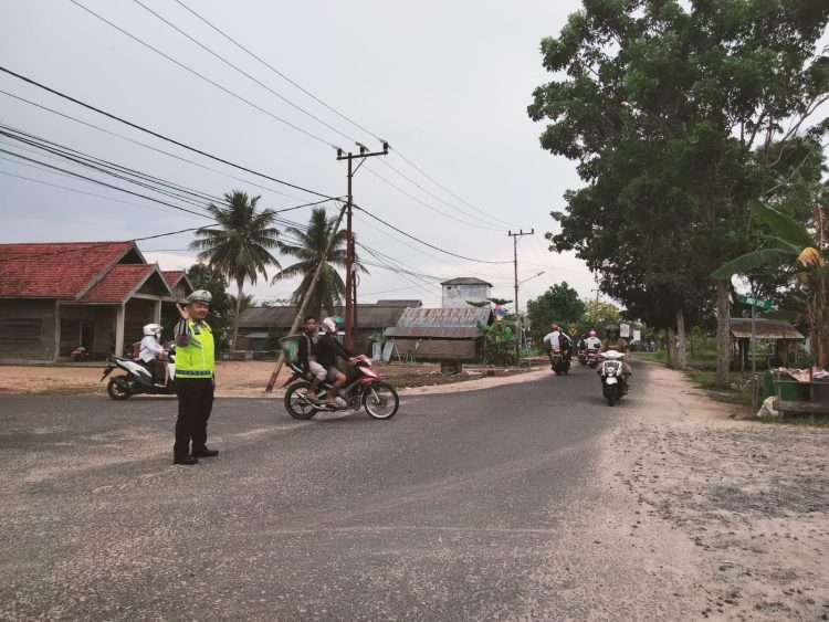 Personel Sat Lantas Laksanakan Pengaturan Pagi, Arus Ramai Lancar