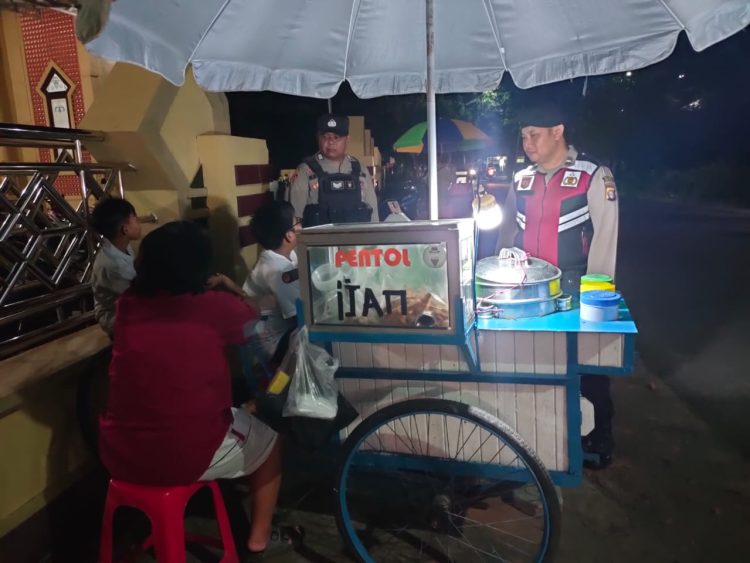 Tim Patroli  Polres Seruyan Imbau Pedagang Bakso Untuk Selalu Berhati Hati
