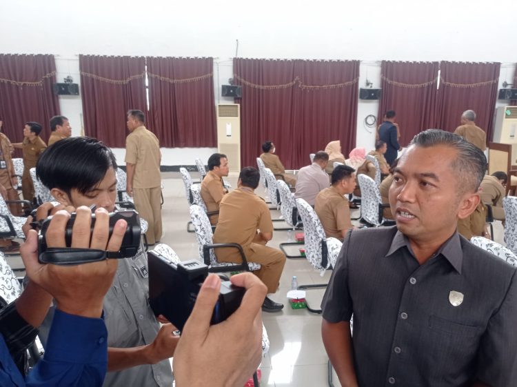 Distribusikan Alat Kebersihan Untuk Desa Sungai Bakau