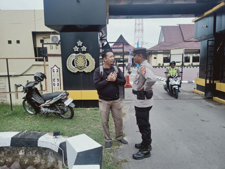 Personil Baglogistik Polres Seruyan Mengarahkan Tim Penyedia Untuk Mengecek Pekerjaan