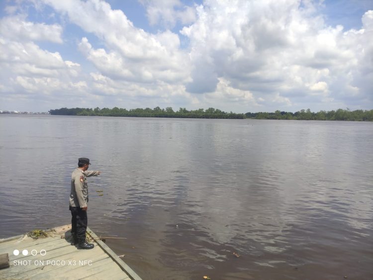 Polsek Seruyan Hilir Cek Debit Air Sungai Sebagai Langkah Antisipasi Banjir