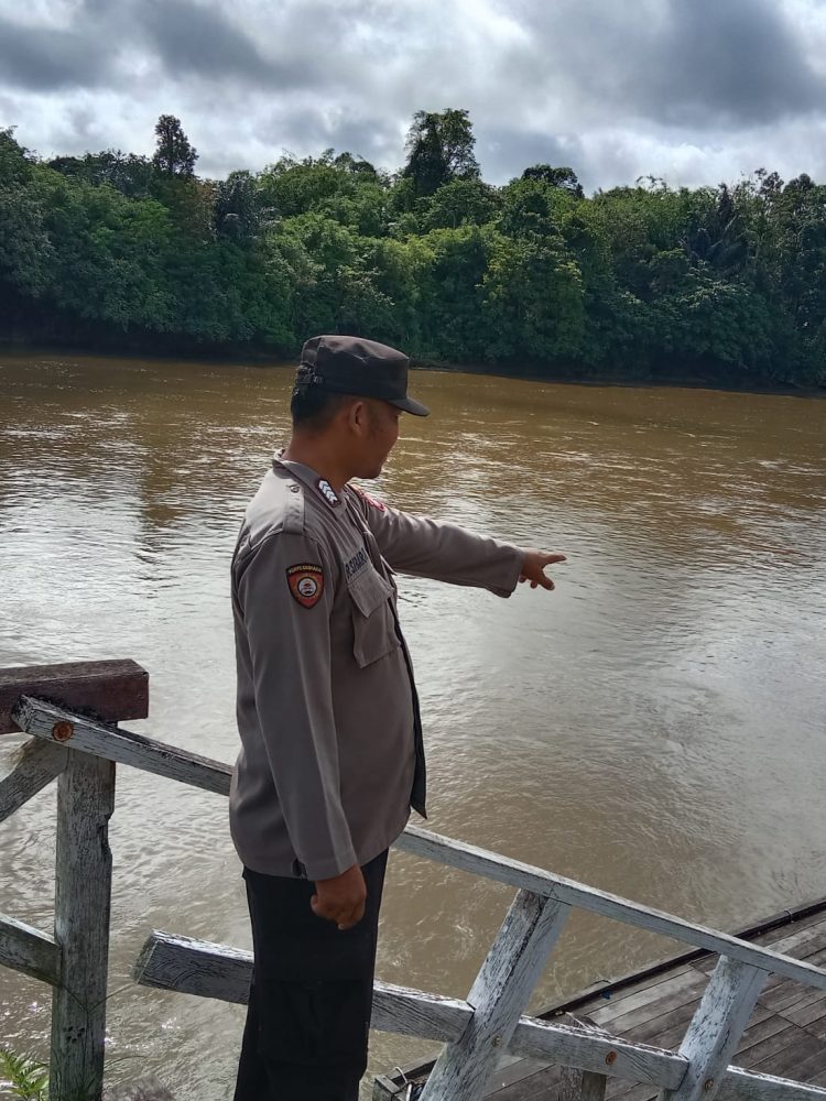 Waspada Banjir, Personel Polsek Serteng Cek Debit Air Sungai