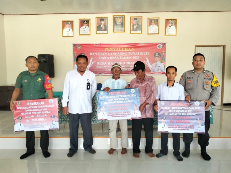 Bhabinkamtibmas Desa Kartika Bhakti Laksanakan Pengawasan Pendistribusian BLT -DD