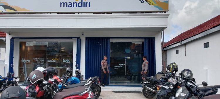 Patroli Obvit, Polres Seruyan Cipta Kamtibmas Di Kantor Bank Mandiri