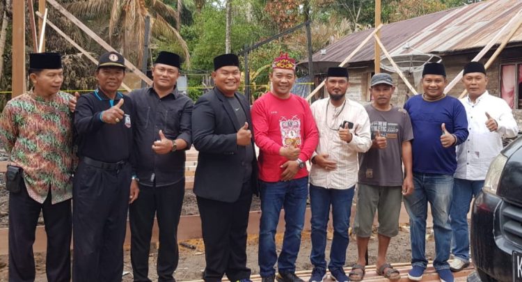 Sejumlah Warga Keturunan Madura di Sampit Serahkan Bantuan Kepada Korban Kebakaran di Bangkuang Makmur