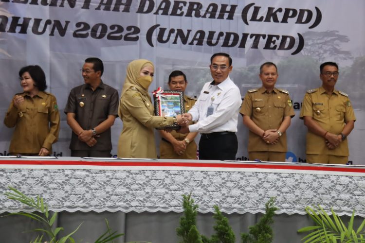 Serahkan LKPD, Wabup Harapkan Seruyan Kembali Raih Opini WTP