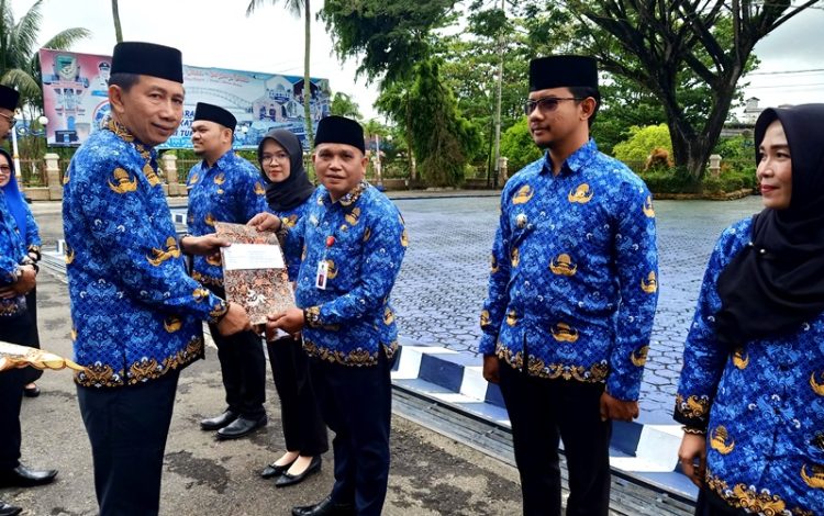Bupati Barut Serahkan SK Kenaikan Pangkat ASN