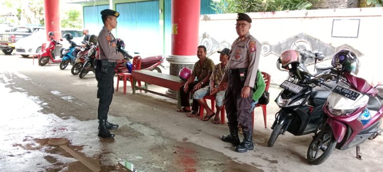 Lakukan Patroli Dialogis di Pasar , Personil Sat Samapta polres Seruyan Sampaikan Himbauan Dan Pesan Kamtibmas