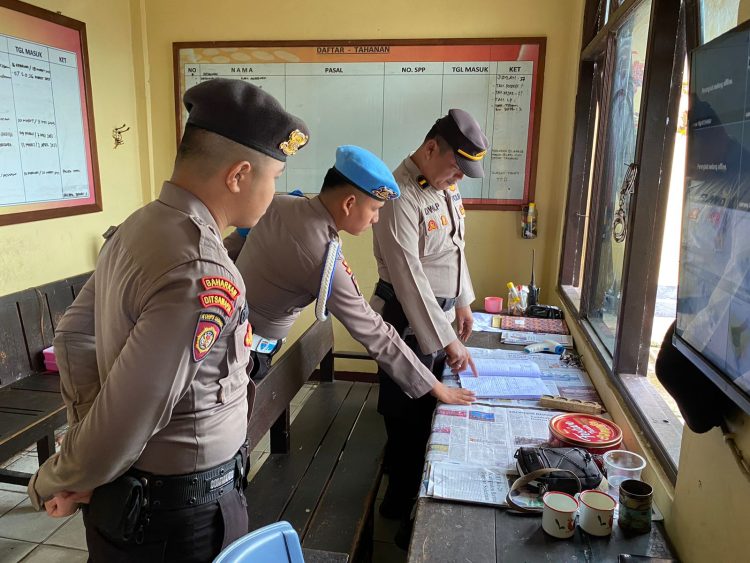 Piket Pawas Cek Buku Mutasi Piket Jaga