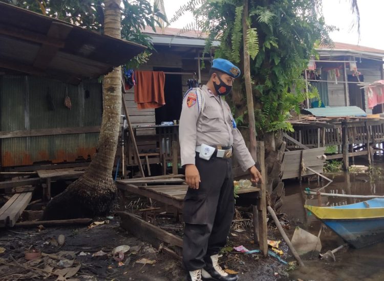 Polsek Danau Sembuluh Kunjungi Beberapa Rumah Warga Desa Sembuluh I Lakukan Pengecekan Debit Air Antisipasi Banjir 