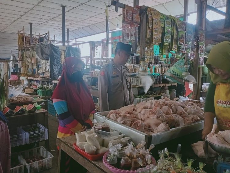 Polsek Hanau Cek Dan Kontrol Harga Sembako di Pasar