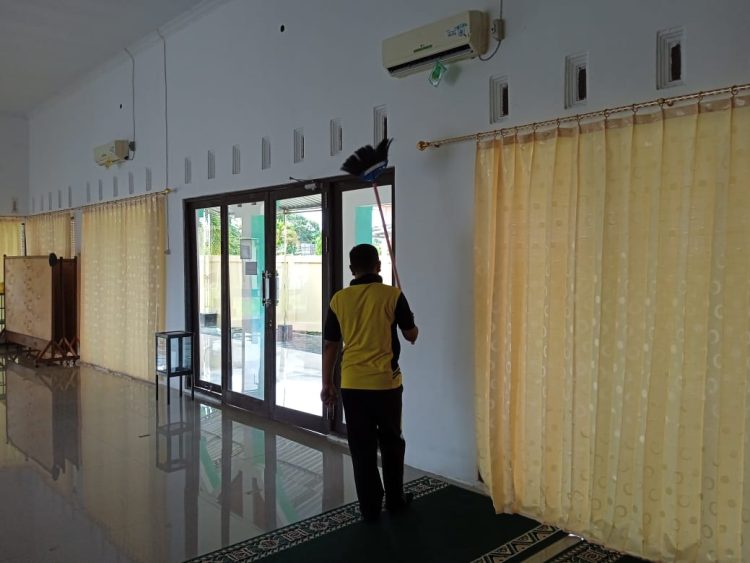 Jumat Bersih, Personel Sikum Bersihkan Masjid
