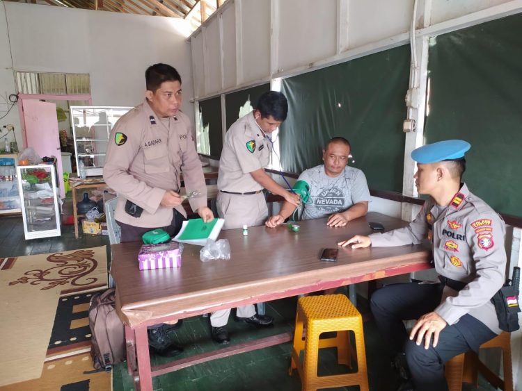 Wujud Rasa Persaudaraan, Anggota Propam Polres Seruyan Jenguk Anggota yang Sakit