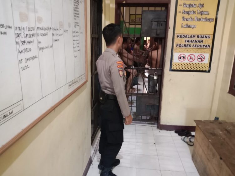 Anggota Jaga Rutan Polres Seruyan Pimpin Olahraga Sore Tahanan