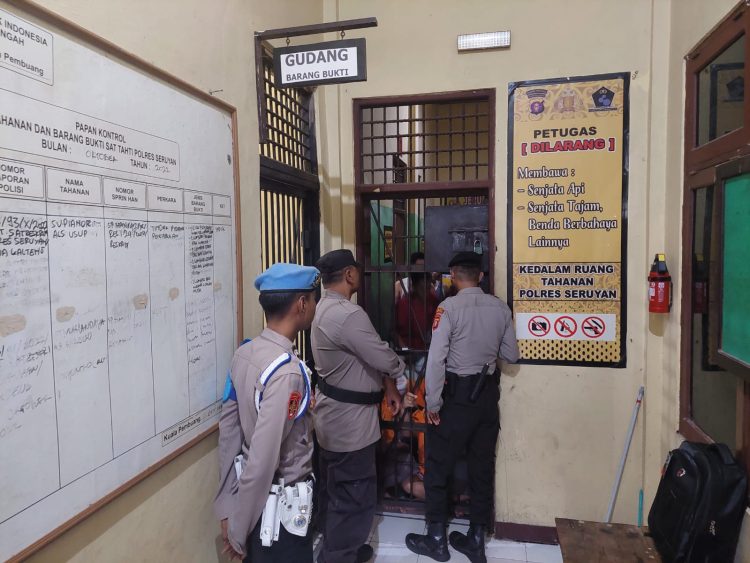 Kanit Spkt Beserta Provos Cek Jumlah Tahanan Di Tahti Polres Seruyan