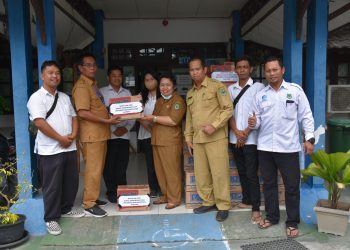 Diskominfo Kapuas Serahkan 33 Paket Sembako Untuk Korban Banjir