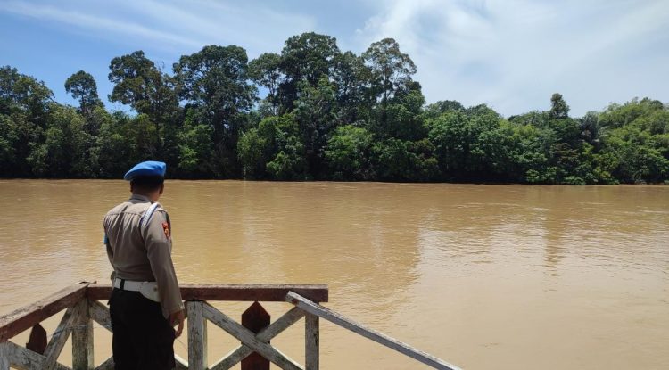 Anggota Polsek Cek Debit Air Sungai Di Desa Rantau Pulut Untuk Mencegah Adanya Banjir