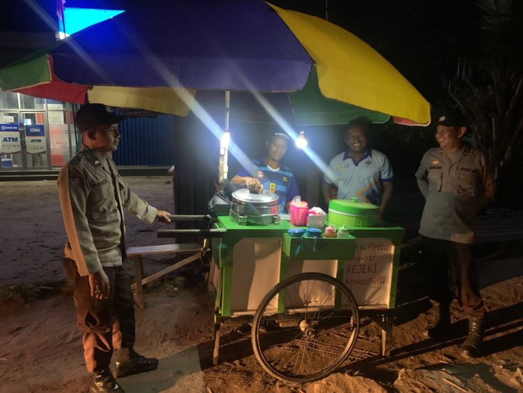 Sambangi Pedagang, Kanit Binmas Polsek Hanau Beri Himbauan Kamtibmas