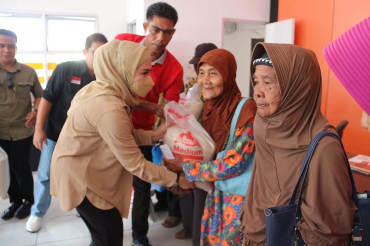 Iswanti Serahkan Bansos Beras Pemerintah Tahun 2023