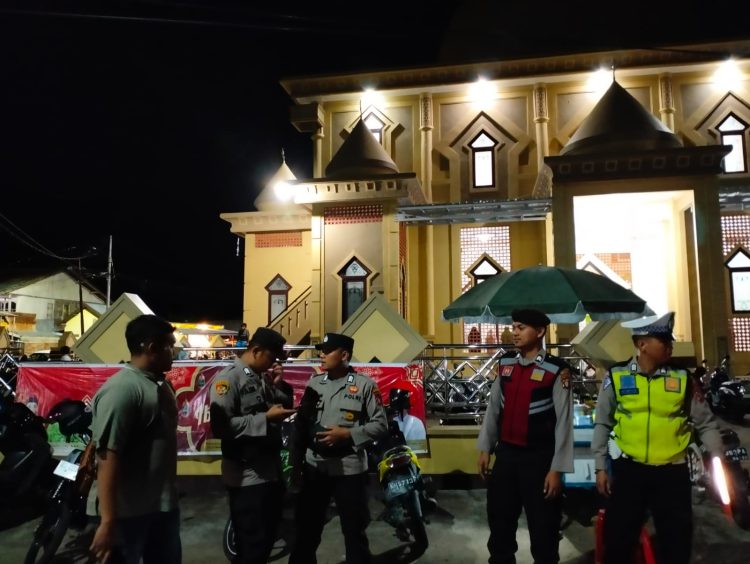 Anggota Satbinmas Melaksanakan Pengamanan Sholat Taraweh